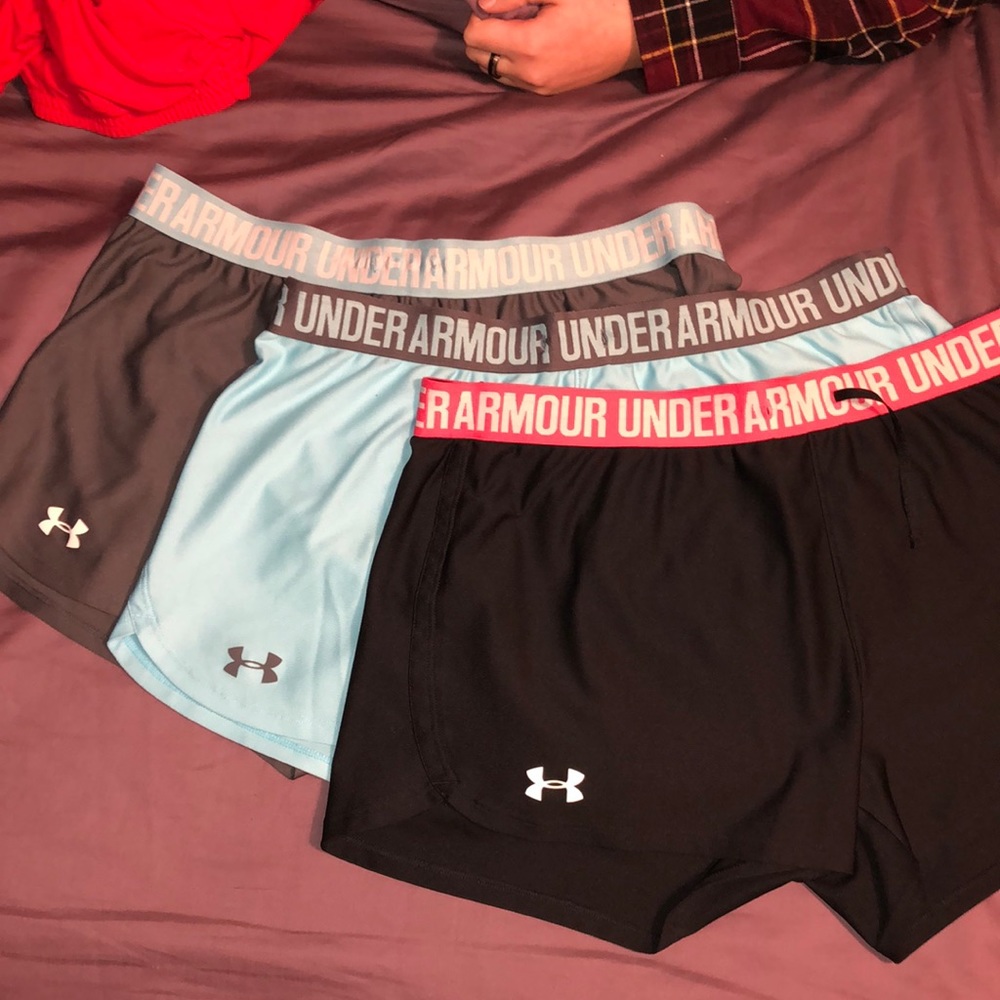 UNDERAMOUR WOMEN SHORTS